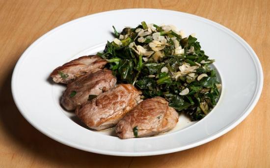 Χοιρινό φιλέτο "ψαρονέφρι" με σπανάκι σοτέ και ξηρούς καρπούς