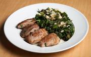 Χοιρινό φιλέτο "ψαρονέφρι" με σπανάκι σοτέ και ξηρούς καρπούς