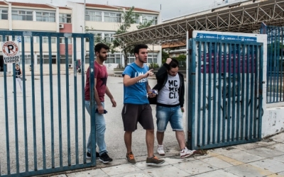 Σχολεία στην Κύπρο: Τέλος μούσια και σκουλαρίκια για τα αγόρια -Κολάν και μακιγιάζ για τα κορίτσια