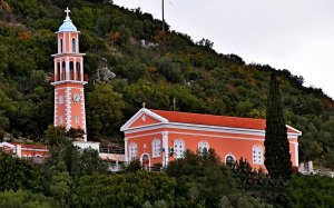 Μετά τη Θεία Λειτουργία η κοπή της Πρωτοχρονιάτικης πίτας στα Περατάτα