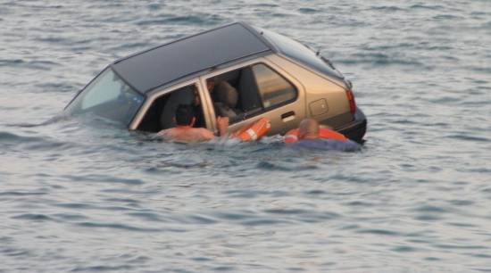 Διάσωση ανθρώπου μετά από πτώση οχήματος στη θάλασσα στο Αργοστόλι 