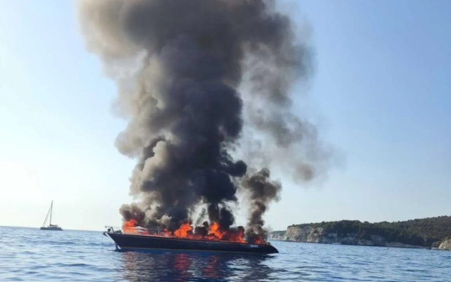 Παξοί: Ιστιοφόρο τυλίχθηκε στις φλόγες – Πρόλαβαν και σώθηκαν οι επιβάτες (εικόνες)