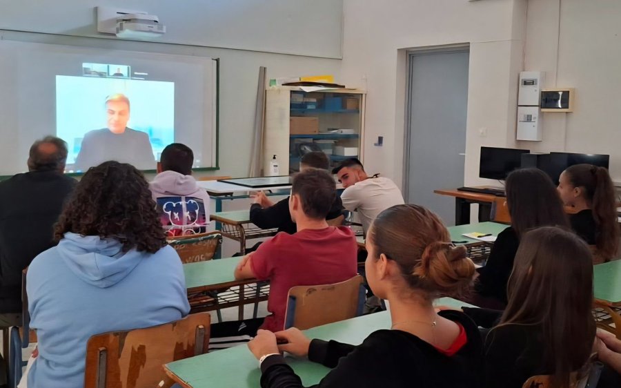 Νικόλας Φαραντούρης: Τηλεδιάσκεψη με το Γενικό Λύκειο Πάστρας Κεφαλονιάς για τις προκλήσεις και τα διλήμματα της νέας γενιάς