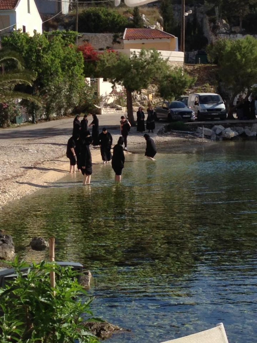 Στιγμές δροσιάς σε παραλία του Φισκάρδου...