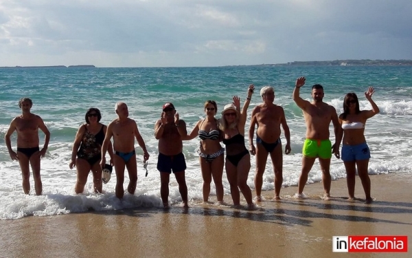 Την πίτα τους έκοψαν οι χειμερινοί κολυμβητές στον Πλατύ Γιαλό (εικόνες)