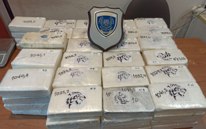 «Ναρκοφορτίο» μαμούθ, με πάνω από 100 κιλά κοκαΐνης, κατασχέθηκε στην Πάτρα - Συνελήφθη 63χρονος