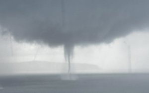 Η στιγμή που υδροστρόβιλος «χτενίζει» τη θάλασσα στην Κεφαλονιά