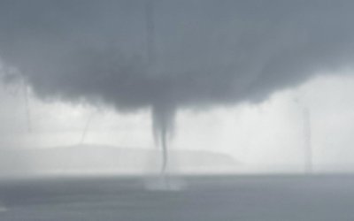 Η στιγμή που υδροστρόβιλος «χτενίζει» τη θάλασσα στην Κεφαλονιά