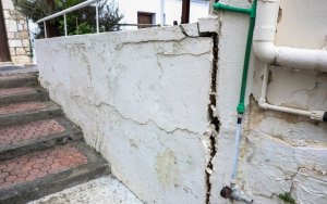 Ηράκλειο: Μεγαλώνουν τα ρήγματα στις Βούτες – Εννέα σπίτια κρίθηκαν ακατάλληλα και εκκενώθηκαν