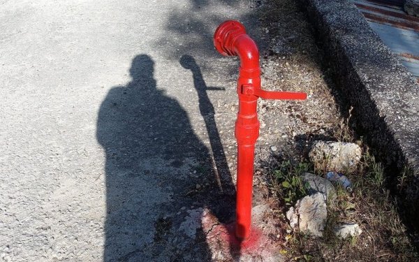 ΕΟΔ Εκτάκτων Αναγκών Ελειού Πρόννων: Ξεκίνησε ο καθαρισμός και το βάψιμο των πυροσβεστικών κρουνών (εικόνα)