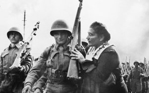 Πειραιάς, Νοέμβριος 1950: Ελληνας στρατιώτης αναχωρεί για την Κορέα - Η μητέρα του ορμά για να τον αποχαιρετήσει 