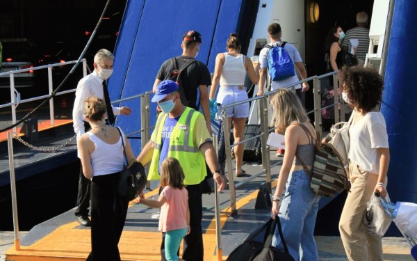 Κορονοϊός: Αυξάνονται οι εισαγωγές στα νοσοκομεία, σταθεροποιούνται τα κρούσματα στις τουριστικές περιοχές