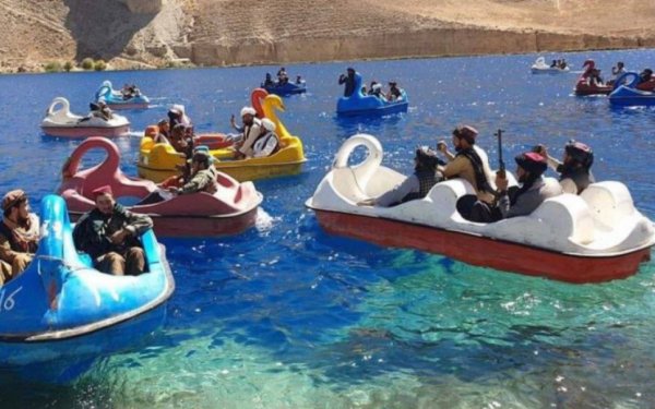 Αφγανιστάν: Ταλιμπάν διασκεδάζουν με τα όπλα πάνω σε ποδήλατα θαλάσσης