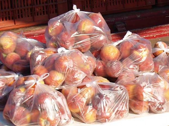 Στο πλαίσιο της “Ιόνιας Συμμαχίας κατά της Φτώχειας”: Διανομή φρούτων στους δικαιούχους