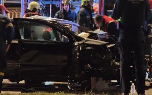 Χωρίς δίπλωμα ο 20χρονος οδηγός του αυτοκινήτου που «καρφώθηκε» σε κολώνα στη Λ. Ποσειδώνος - Εκσφενδονίστηκε η συνοδηγός