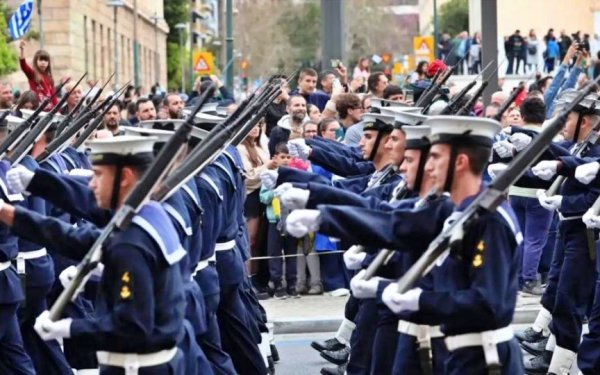 Οι πρώτες «καμπάνες» στην παρέλαση – Αποτάχθηκαν δύο δόκιμοι της Σχολής Υπαξιωματικών