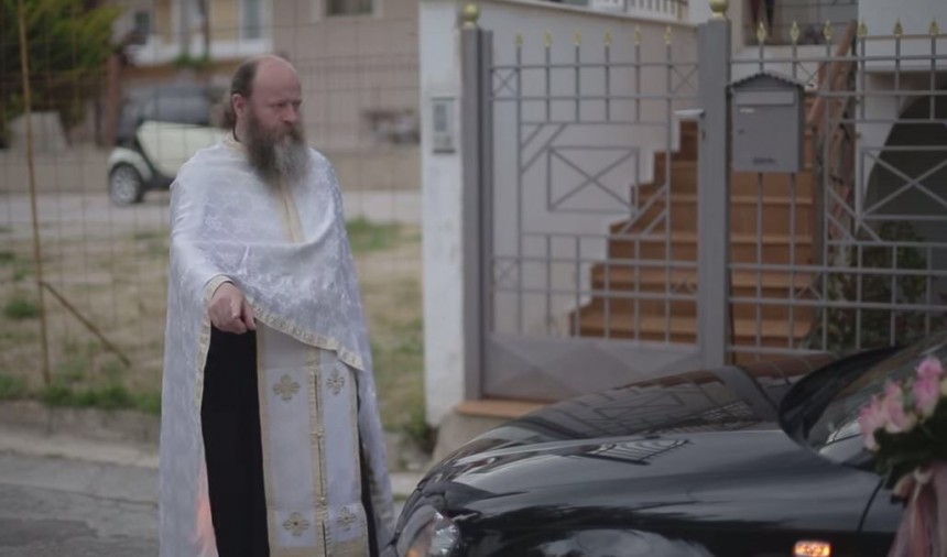 Παπάς - Νύφη 1-0: Ιερέας σταματάει το αυτοκίνητο της νύφης που άργησε (video)