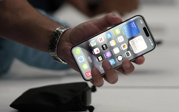 O Τραμπ «δάγκωσε» την Apple: Οι δασμοί αυξάνουν τις τιμές στα iPhone