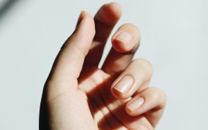 Λευκά σημάδια στα νύχια: Η διατροφική έλλειψη που μπορεί να τα προκαλεί