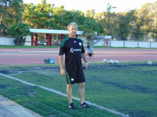 "Τύχη βουνό" είχε ο Τάκης Φωής - Υποχώρησε το έδαφος στην είσοδο του γηπέδου Αργοστολίου και έπεσε στο φρεάτιο όμβριων υδάτων - Την γλίτωσε μόνο με εκδορές στο σώμα