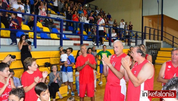 Οι ... κόκκινοι ήταν «έφηβοι»! Αποθέωση Καμπούρη στον αγώνα παλαιμάχων Ολυμπιακού – Κεφαλληνιακού