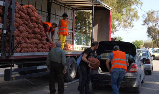 Πάρε κόσμε! Οι φτηνές πατάτες έφτασαν Κεφαλονιά (pics)
