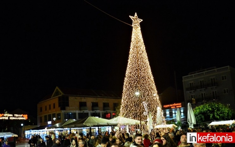 Άναψε το Χριστουγεννιάτικο δέντρο στο Αργοστόλι! (εικόνες + video)