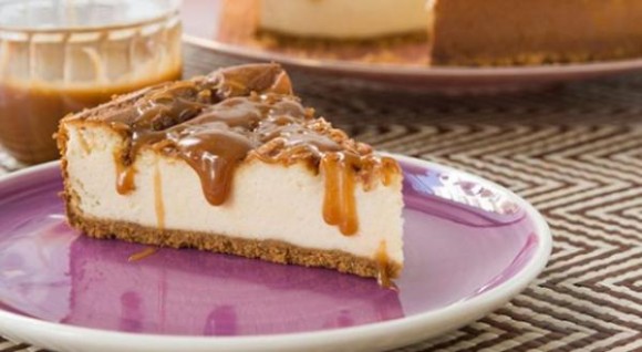 Εύκολο και δροσερό γλυκό ψυγείου με καραμέλα και τραγανό μπισκότο