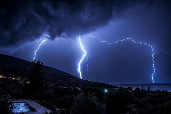 Κεραυνοί στον Καραβόμυλο! (εντυπωσιακές εικόνες)
