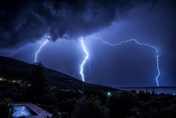 Κεραυνοί στον Καραβόμυλο! (εντυπωσιακές εικόνες)