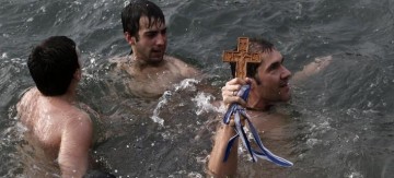 Η εορτή των Θεοφανείων -Γιατί βουτάμε στο νερό για να πιάσουμε το σταυρό