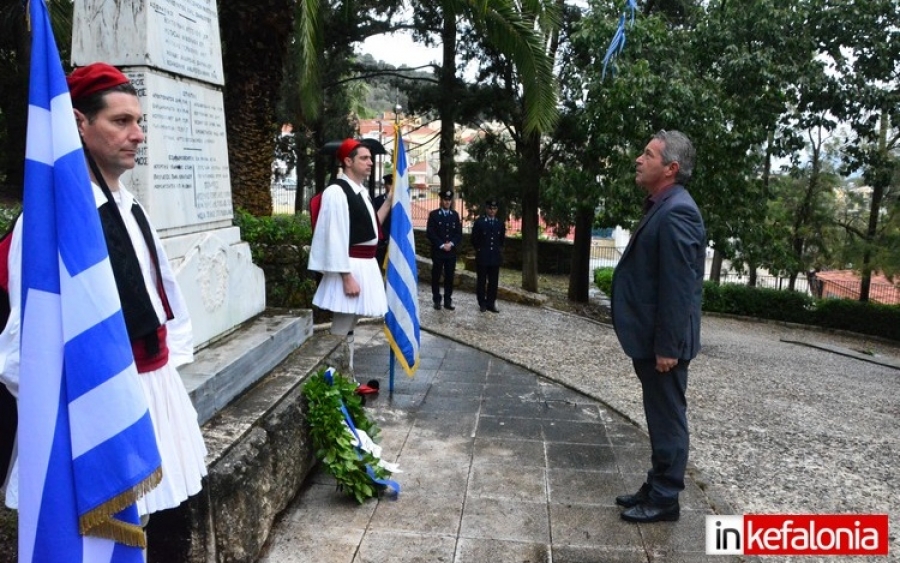 Υπό βροχή οι εκδηλώσεις για την επέτειο της εθνικής μας παλιγγενεσίας στο Αργοστόλι (εικόνες)