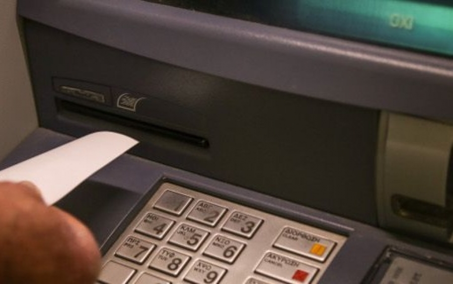 ΕΛ.ΑΣ: Βήμα βήμα όσα πρέπει να κάνετε στο ΑΤΜ για να μην σας κλέψουν τα χρήματα, το PIN ή την κάρτα