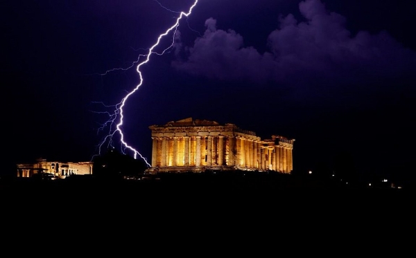 Επεσε κεραυνός στην Ακρόπολη - Τέσσερις τραυματίες