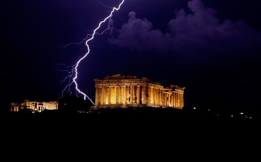 Επεσε κεραυνός στην Ακρόπολη - Τέσσερις τραυματίες