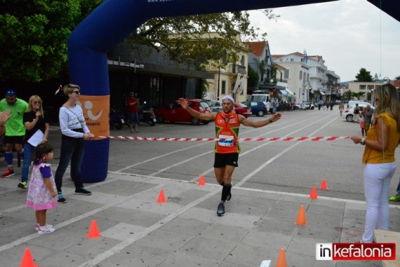 Οι γιατροί του είχαν πει ότι δεν θα ξανατρέξει! Αυτός έτρεξε 32 χιλ. και τερμάτισε πρώτος στην 5η Γύρα Ληξούρι – Αργοστόλι! (video)