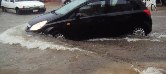 Καταιγίδα στην Κεφαλονιά: Τα αυτοκίνητα βγήκαν… βαρκάδα! 