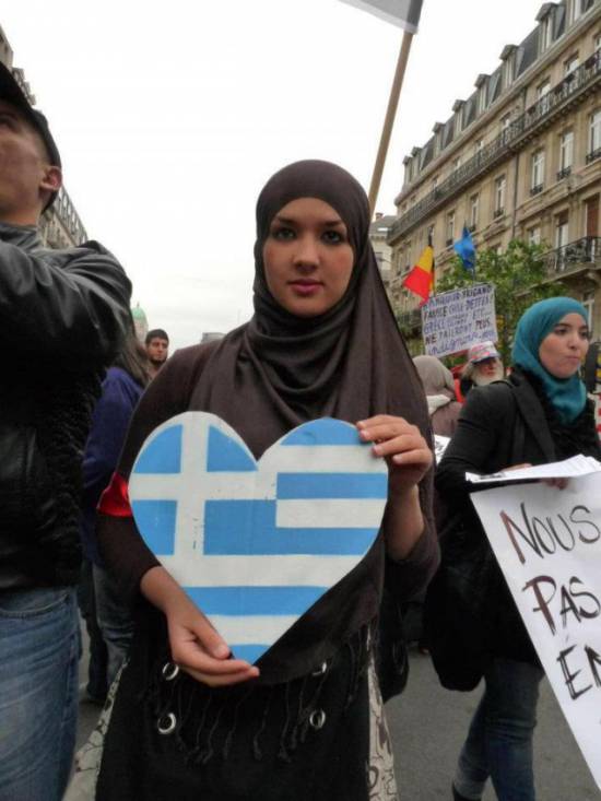 Μια μουσουλμάνα διαδηλώνει για την Ελλάδα.