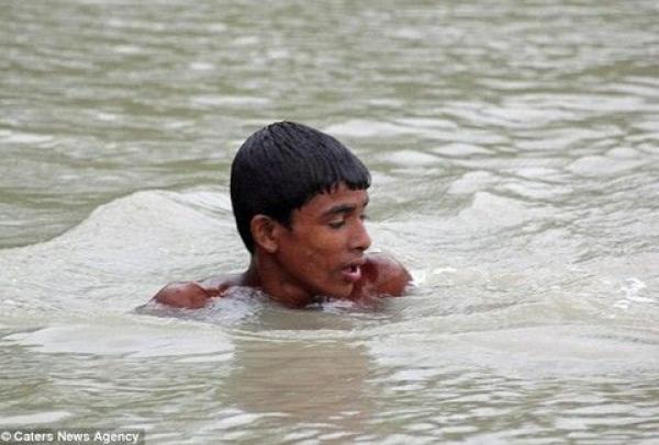 Αγοράκι στο Μπαγκλαντές ρίσκαρε τη ζωή του για να σώσει ένα μικρό ελαφάκι