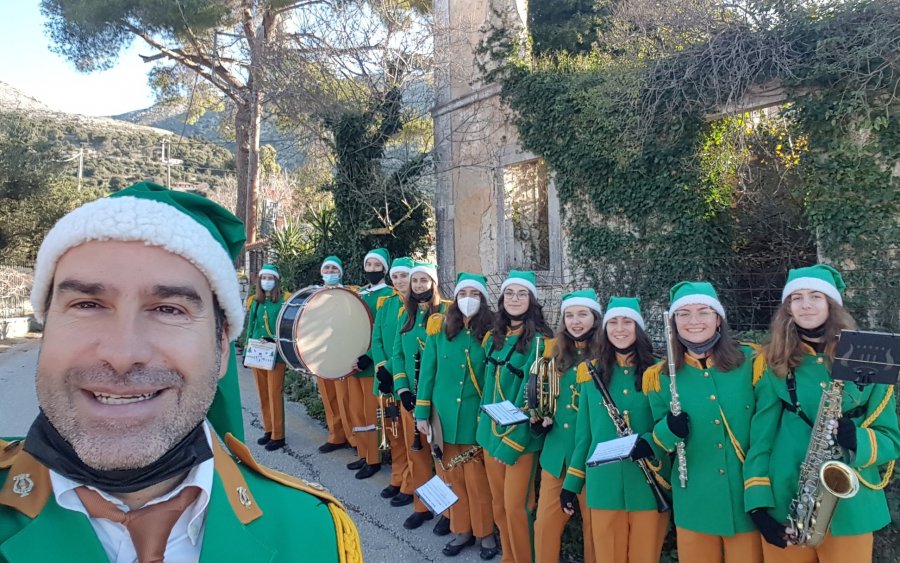 Φιλαρμονική Σάμης "Θέμος Αμούργης": Έπαιξαν τα κάλαντα απ’ το μακρινό Φισκάρδο ως το Πυργί (εικόνες)