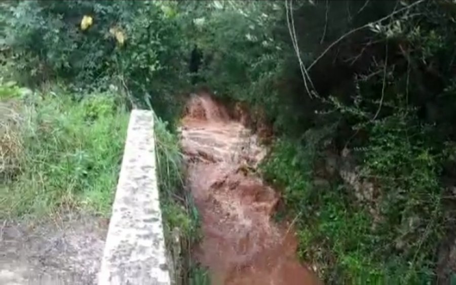 Πότε επιτέλους θα καθαριστεί το ρέμα των Πουλάτων; «Φούσκωσε» πάλι μετά την νεροποντή (εικόνες)