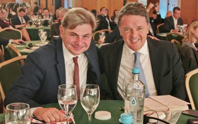 Matteo Renzi και Νικόλας Φαραντούρης μαζί στο συνέδριο του Economist στο Καβούρι