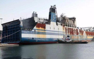 Euroferry Olympia: Μπαίνουν στο πλοίο οι πυροσβέστες για να βρουν τους 6 αγνοούμενους