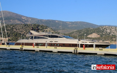 Η 43μετρη υπερπολυτελής θαλαμηγός "Genesis" στο Αργοστόλι (εικόνες)