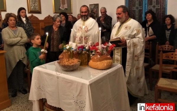 Ο εσπερινός στον Αγιο Δημήτριο στο Επανοχώρι στα Ομαλά (εικόνες)