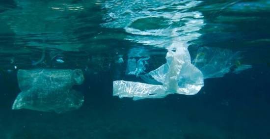 Περιβάλλον : 100 εκατομμύρια τόνοι σκουπιδιών σκορπισμένοι στις θάλασσες του κόσμου