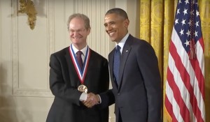 Ο Πρόεδρος των ΗΠΑ βράβευσε τον Παύλο Αλιβιζάτο, πατέρα της νανοεπιστήμης