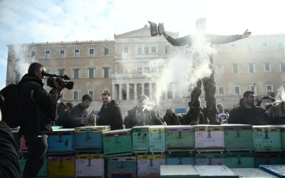 Χαμός στο Σύνταγμα: Με καπνιστήρια και πανό οι μελισσοκόμοι έξω από τη Βουλή – Κατέβασαν τις κυψέλες από τα φορτηγά!