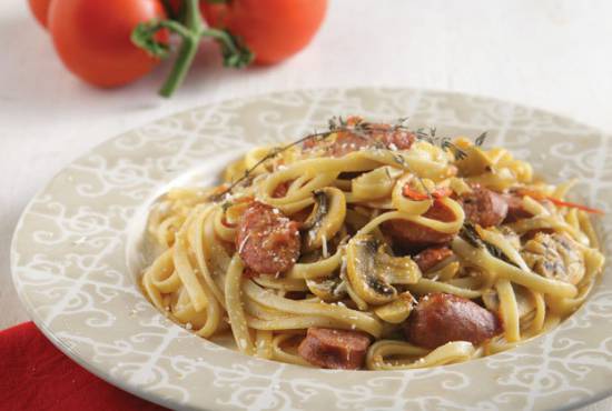 Μακαρονάδα με χωριάτικα λουκάνικα