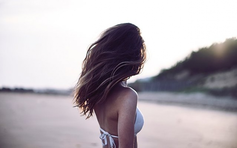 Πώς να φτιάξεις το δικό σου beach wave spray για τα μαλλιά σου